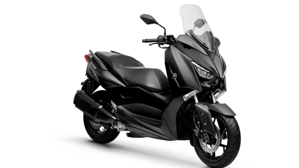 YAMAHA XMAX 2022 preta parada na diagonal em um fundo branco.