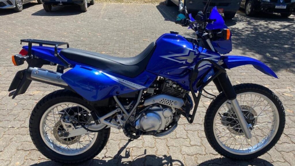 YAMAHA XT 600 2001 azul parado na diagonal.