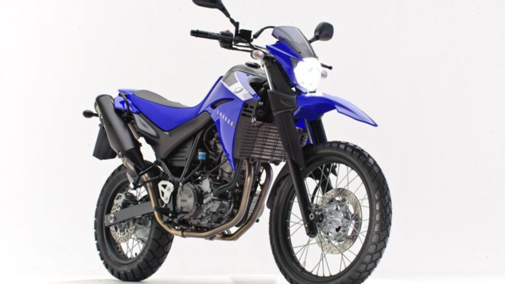 YAMAHA XT 660 2011 azul parada na diagonal em um fundo branco.