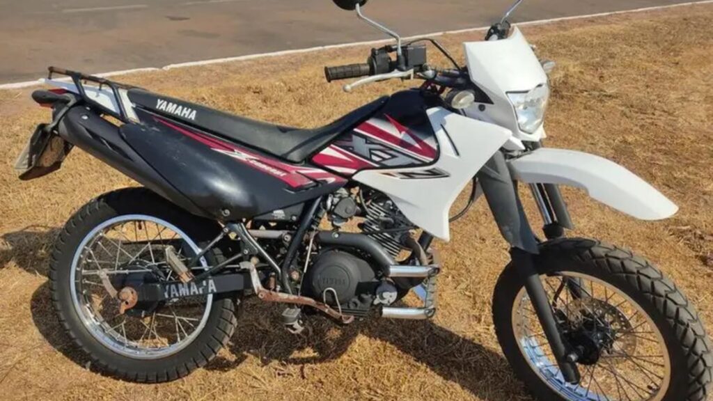 YAMAHA XTZ 125 2016 branca parada na diagonal em cima de um gramado moroto