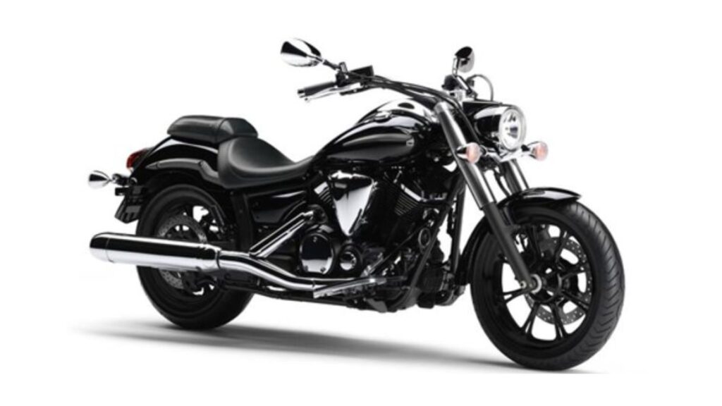 YAMAHA XVS 950 MIDNIGHT STAR 2013 preta parada na diagonal no fundo branco.