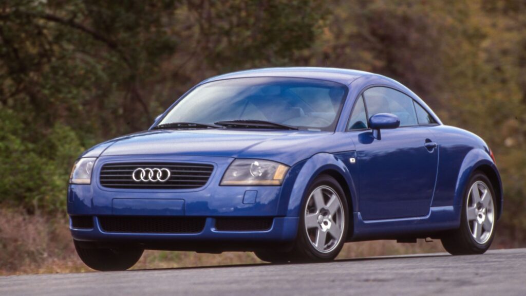 Audi TT 2000 azul parado na diagonal.