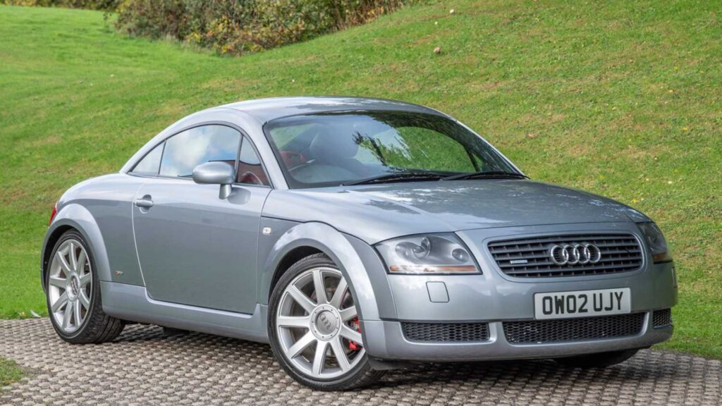 Audi TT 2002 cinza.