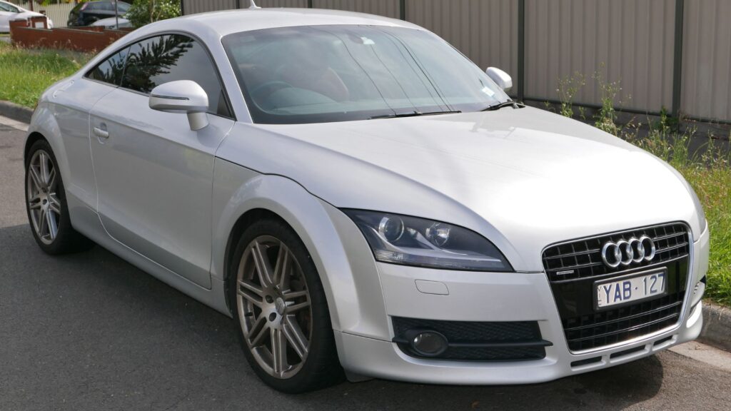Audi TT 2007 estacionado.