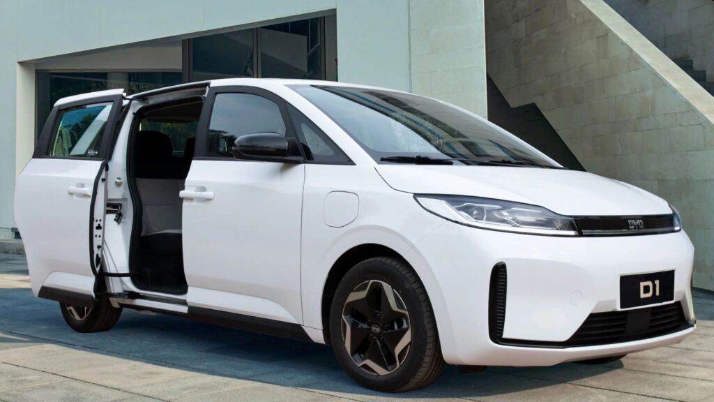  BYD D1 2023 branco com a porta aberta.
