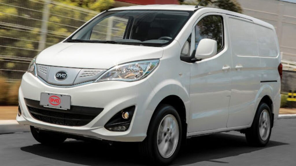 BYD eT3 2022 branco em movimento na estrada.