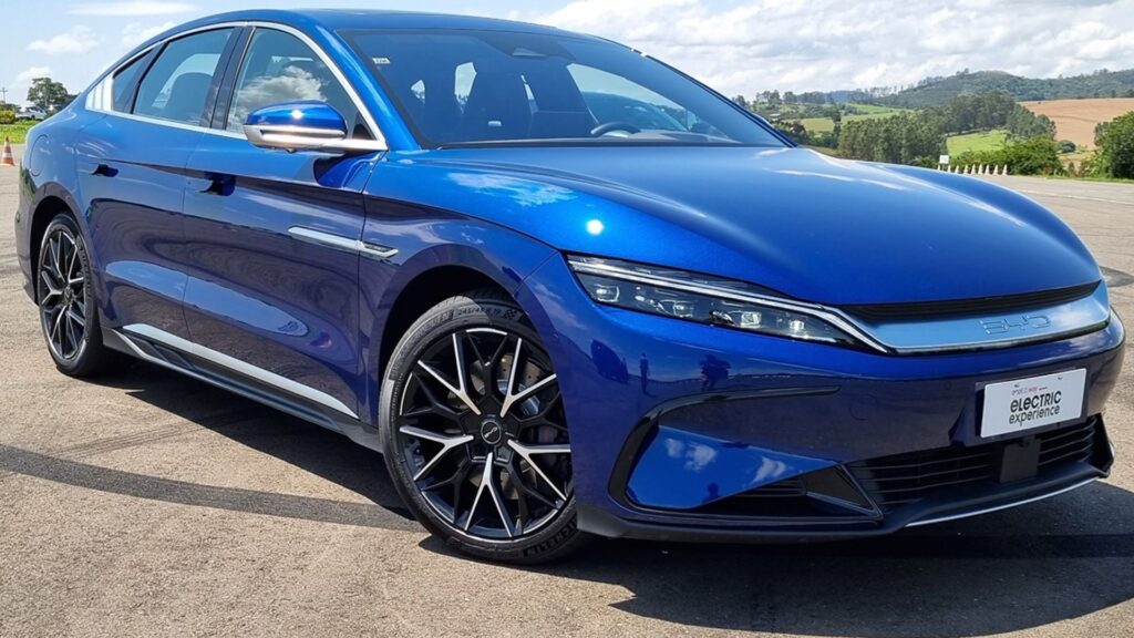 BYD Han 2023 azul parado na diagonal.