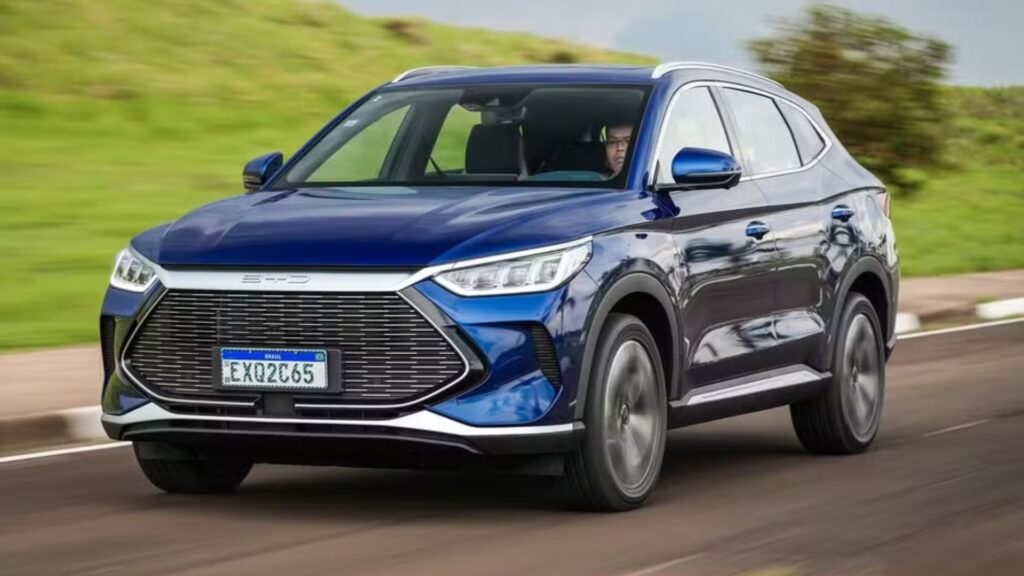 BYD Song Plus 2023 azul em movimento na estrada.