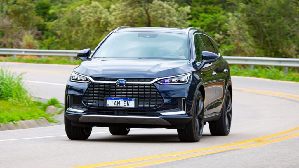 BYD Tan 2023 azul fazendo uma curva.