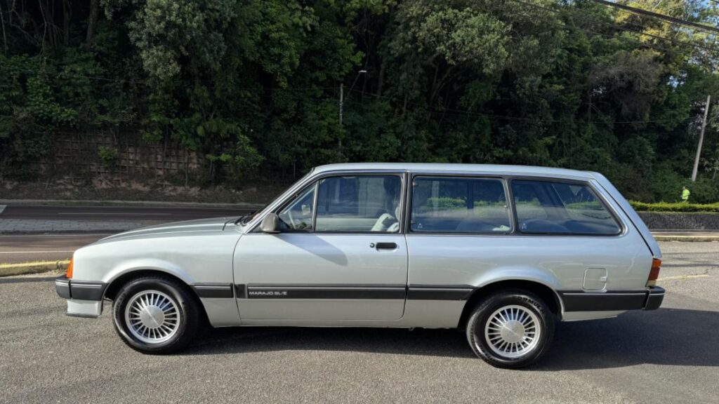 Lateral da Chevrolet Marajo 1988 prata.