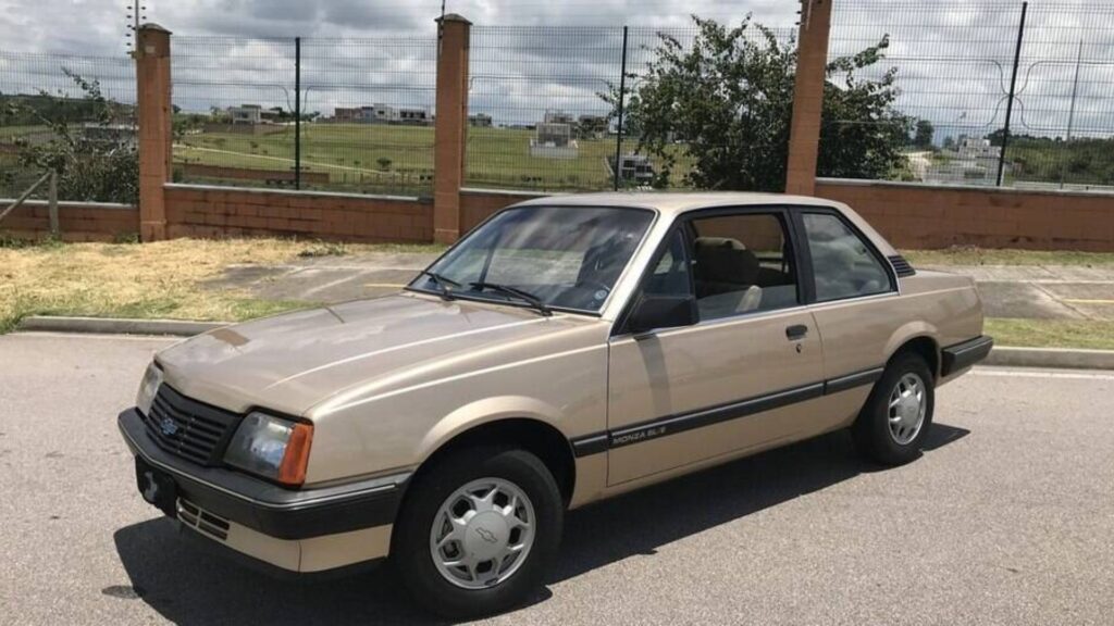 Chevrolet Monza 1987 marrom parado na diagonal.