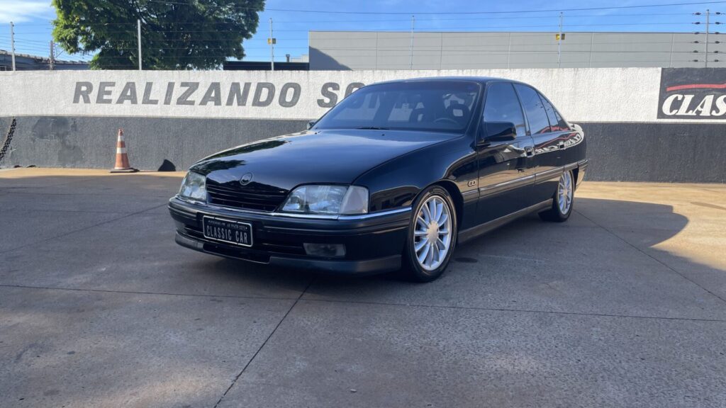 Chevrolet Omega 1996 preto parado na diagonal.