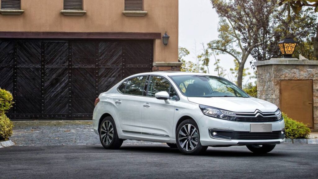 Citroën C4 2019 parado na diagonal.