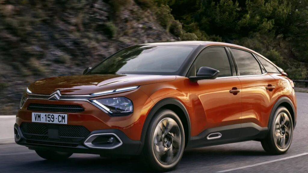 Citroën C4 2020 na estrada.
