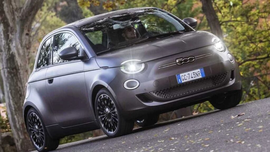 Fiat 500e 2022 cinza.