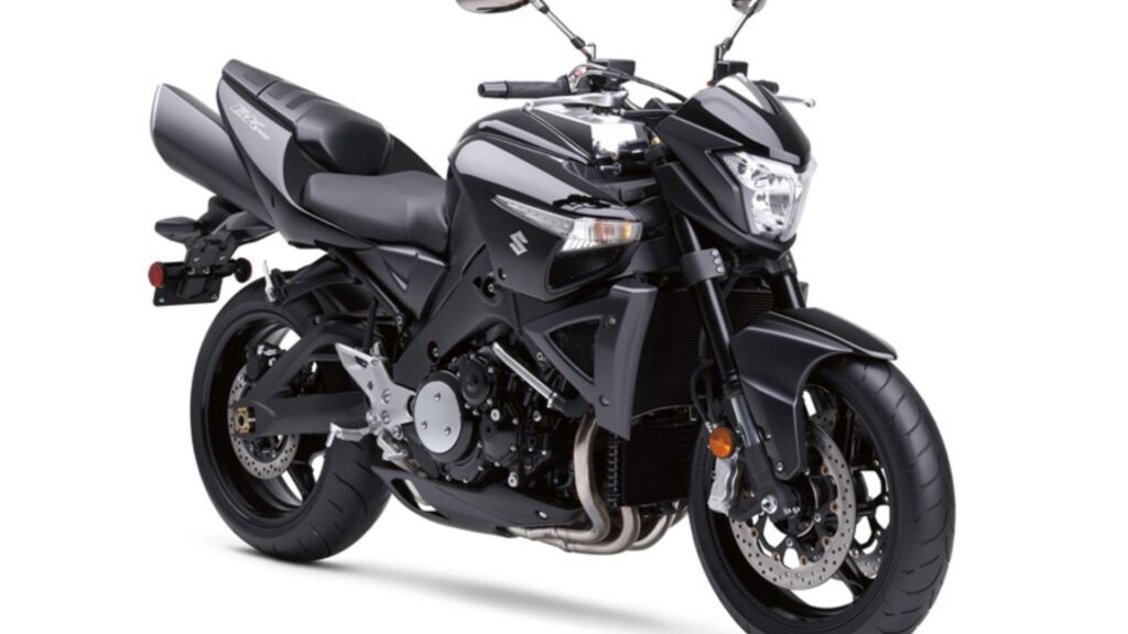 GSX 1300 B-KING 2012 preta parada na diagonal em um fundo branco.