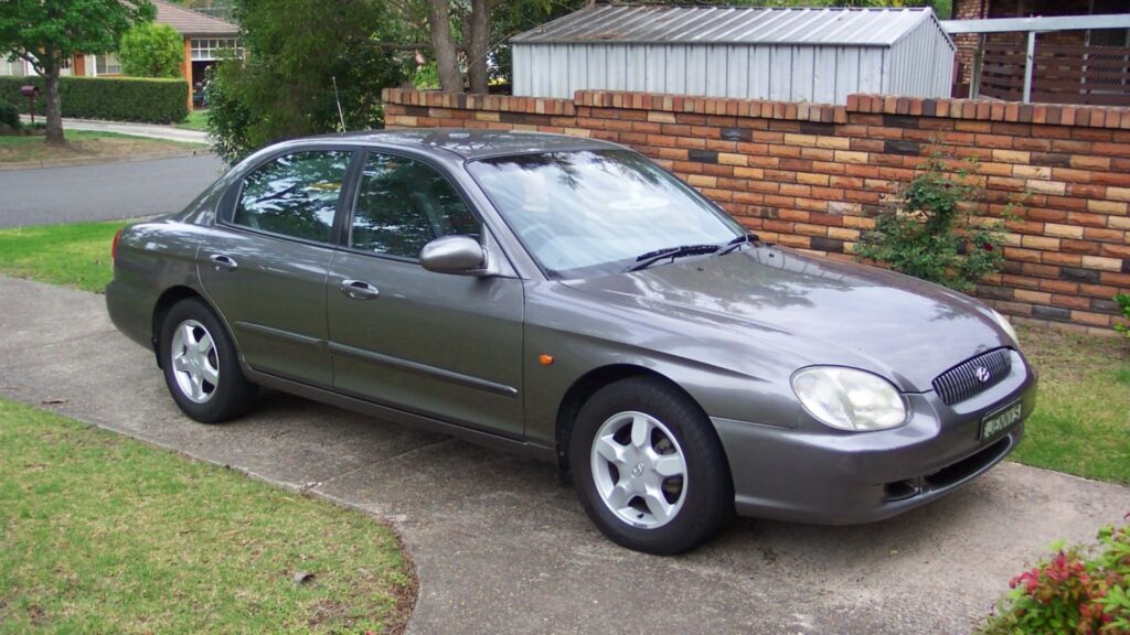 Hyundai Sonata 1998 cinza parado na diagonal.
