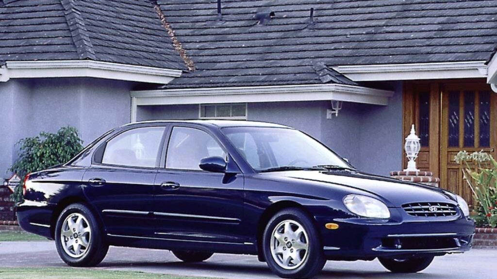 Hyundai Sonata 1999 azul parado na diagonal.