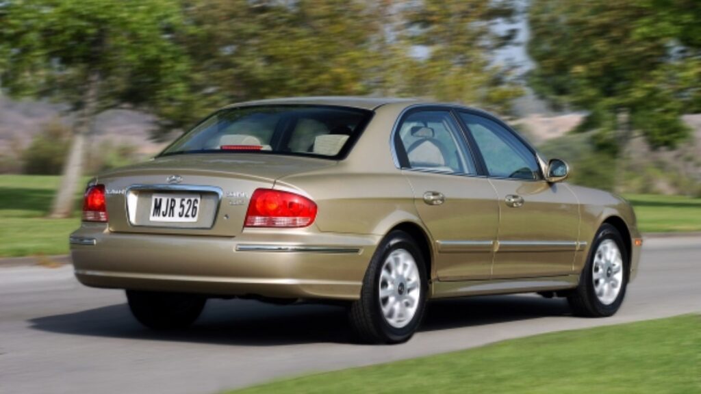 Hyundai Sonata 2003 na diagonal.