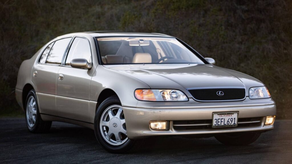 Lexus GS 1993 cinza parado na diagonal.