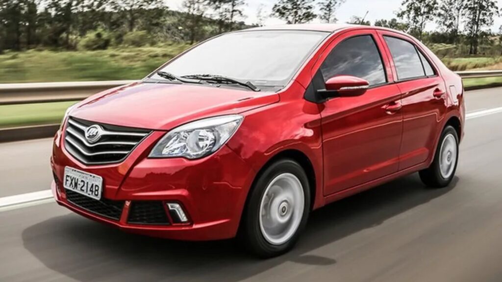 LIFAN 530 2015 vermelho na estrada.