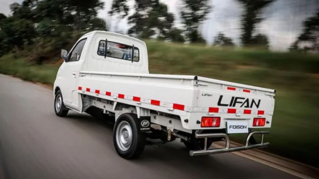 LIFAN FOISON 2016 branca em movimento na estrada.