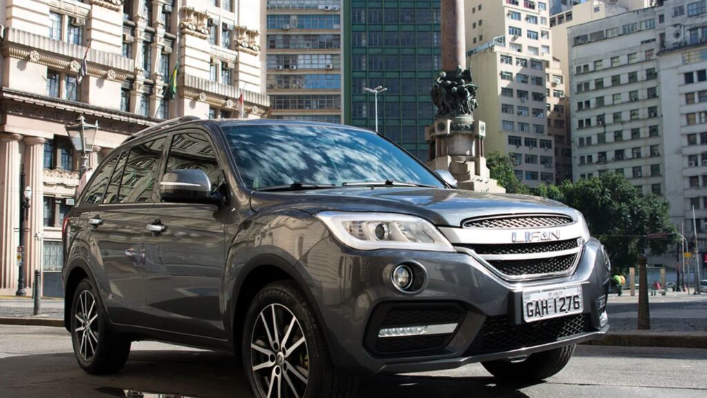 LIFAN X60 2019 cinza fazendo uma curva no meio da cidade.