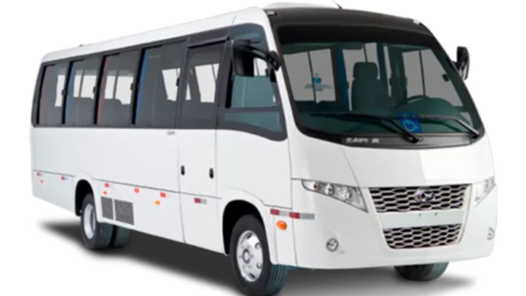 MARCOPOLO VOLARE 2007 branco parado na diagonal em um fundo branco.