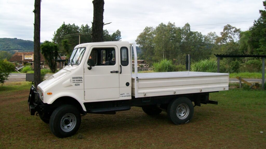Matra Pick-Up 2004 branca parada na diagonal em cima de um gramado.