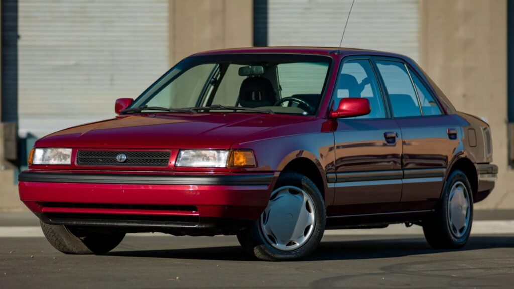 Mazda Protegé 1993 vermelho na diagonal.
