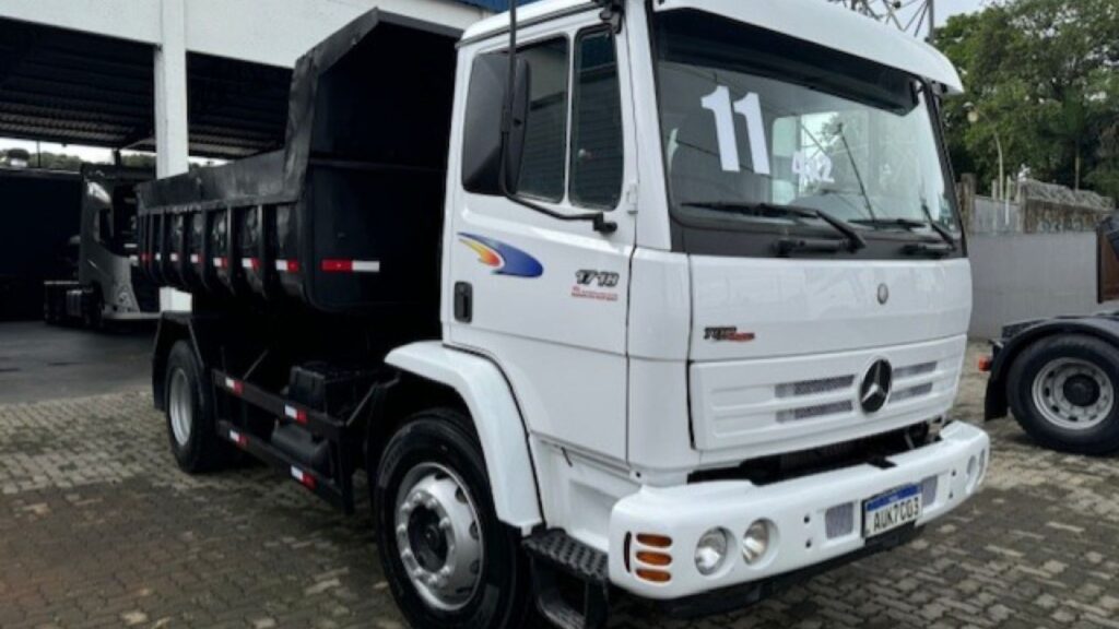 MERCEDES-BENZ 1718 2011 branco parado na diagonal.