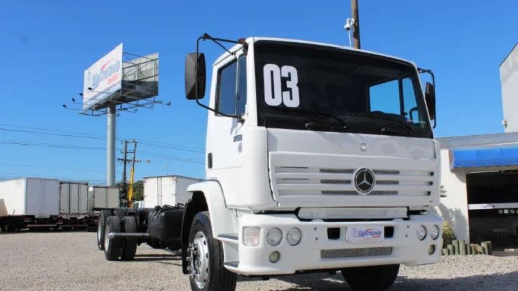 MERCEDES-BENZ 1720 2003 branco parado na diagonal em meio de um pátio.