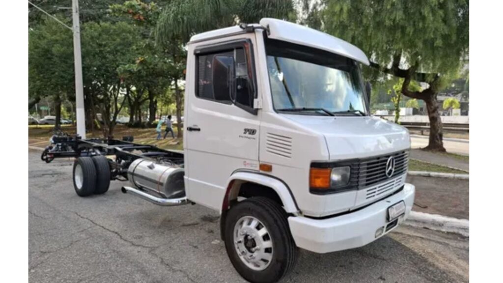 MERCEDES-BENZ 710 1997 branco parado na diagonal na beirada da estrada.