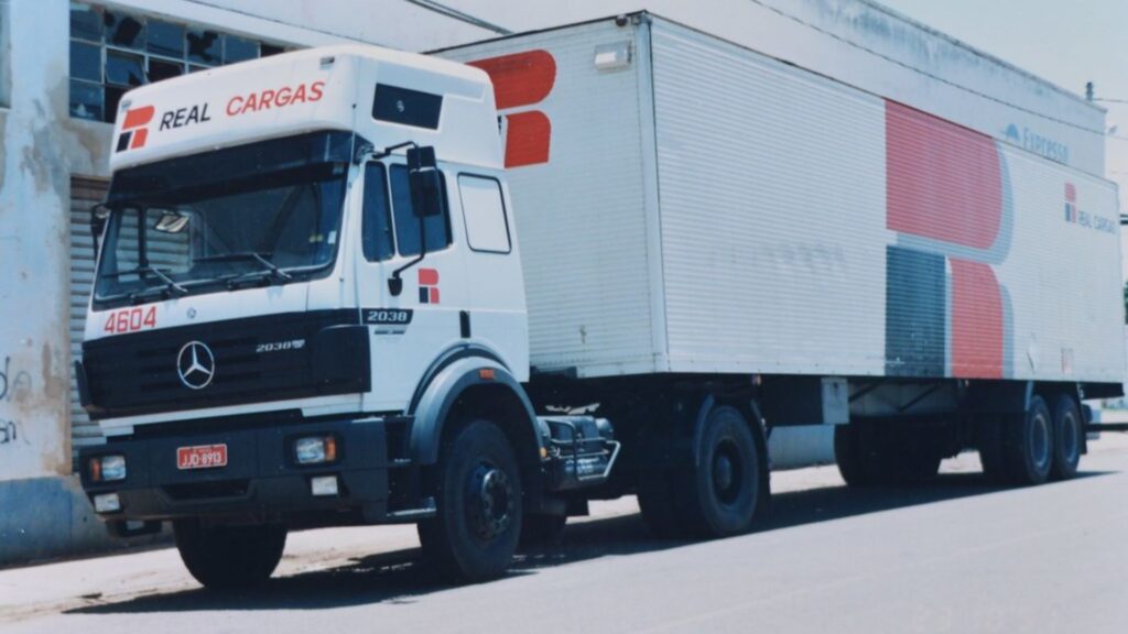 MERCEDES-BENZ 2038 1997 baú branco parado na beirada da estrada.