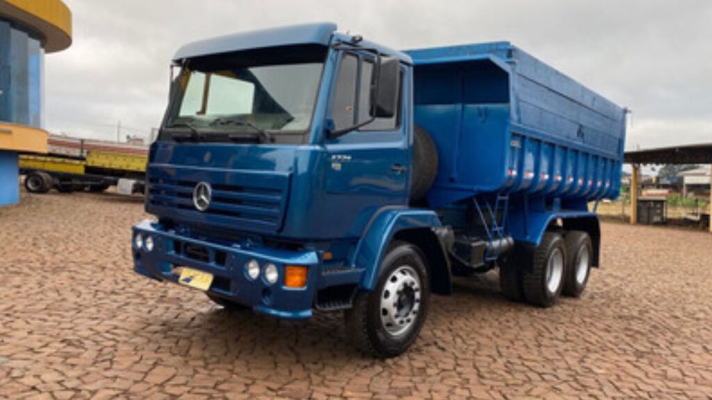 MERCEDES-BENZ 712 1992 azul parada na diagonal com caçamba.