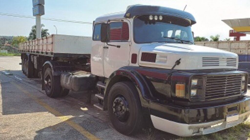 MERCEDES-BENZ LS-1933 1987 branco com alguns detalhes m preto parado na diagonal.