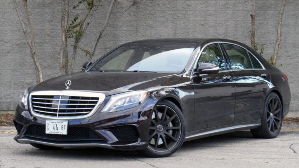 Mercedes-Benz S-63 2014 preta parada na diagonal.