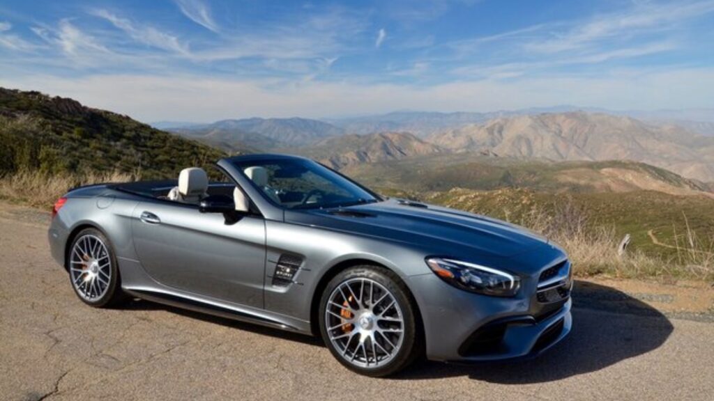 Mercedes-Benz SLC-300 2017 cinza parada em uma estada com montanhas no fundo.