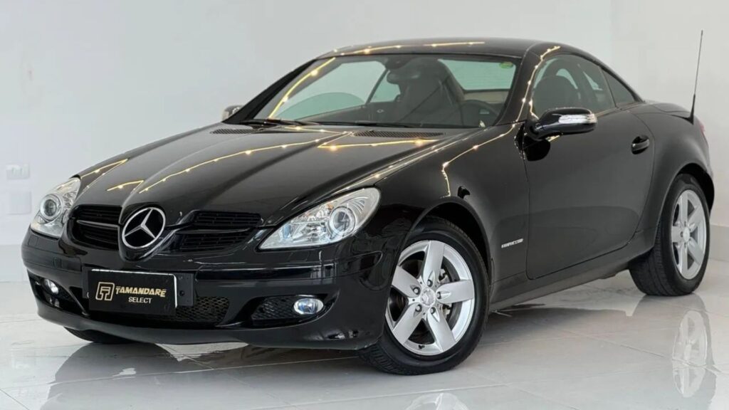 Mercedes-Benz SLK-200 2008 preta parada na diagonal em um fudno branco.