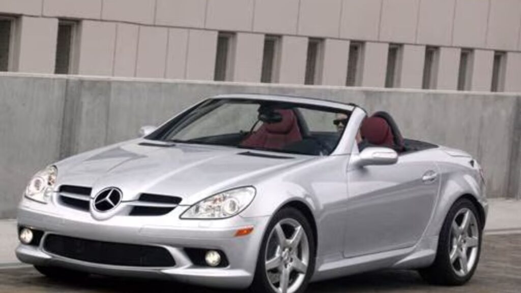 Mercedes-Benz SLK-350 2007 prata em movimento na estrada.