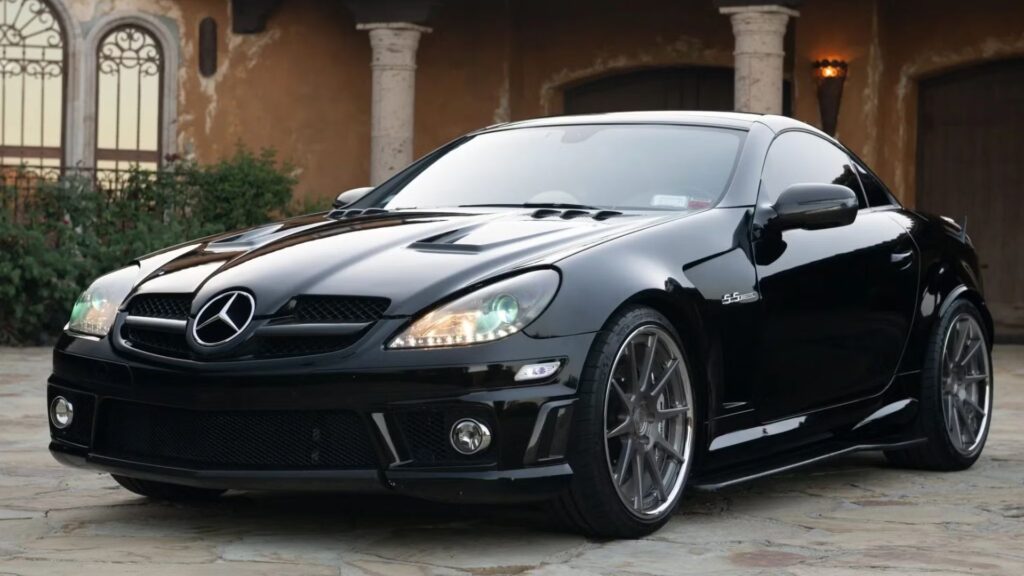 Mercedes-Benz SLK-55 2009 preto parado na diagonal.