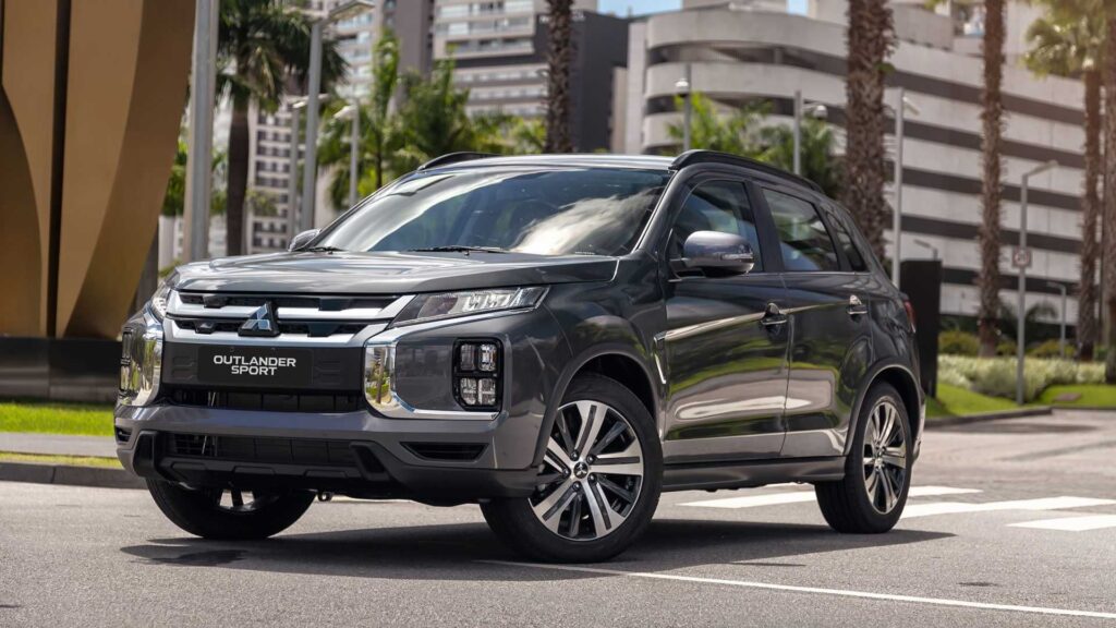 Mitsubishi OUTLANDER 2021 cinza na diagonal no meio da estrada.