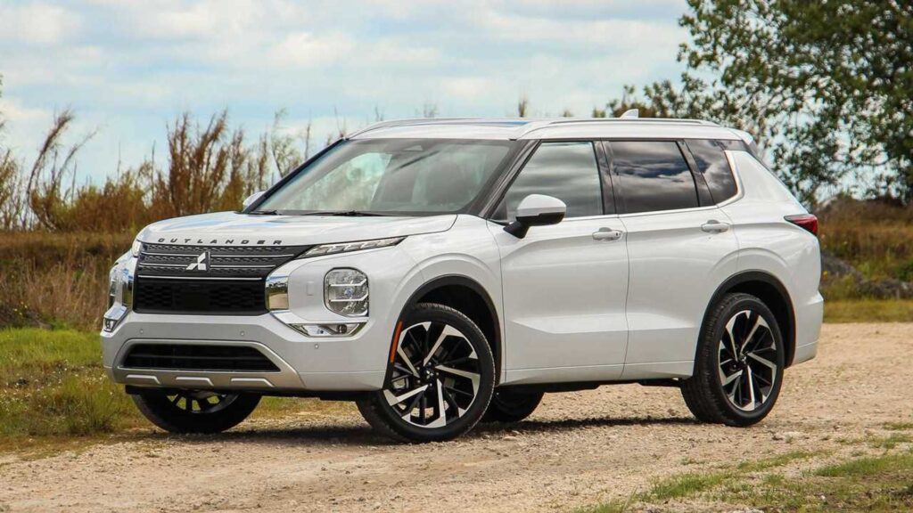 Mitsubishi OUTLANDER 2022 branco parado na diagonal.