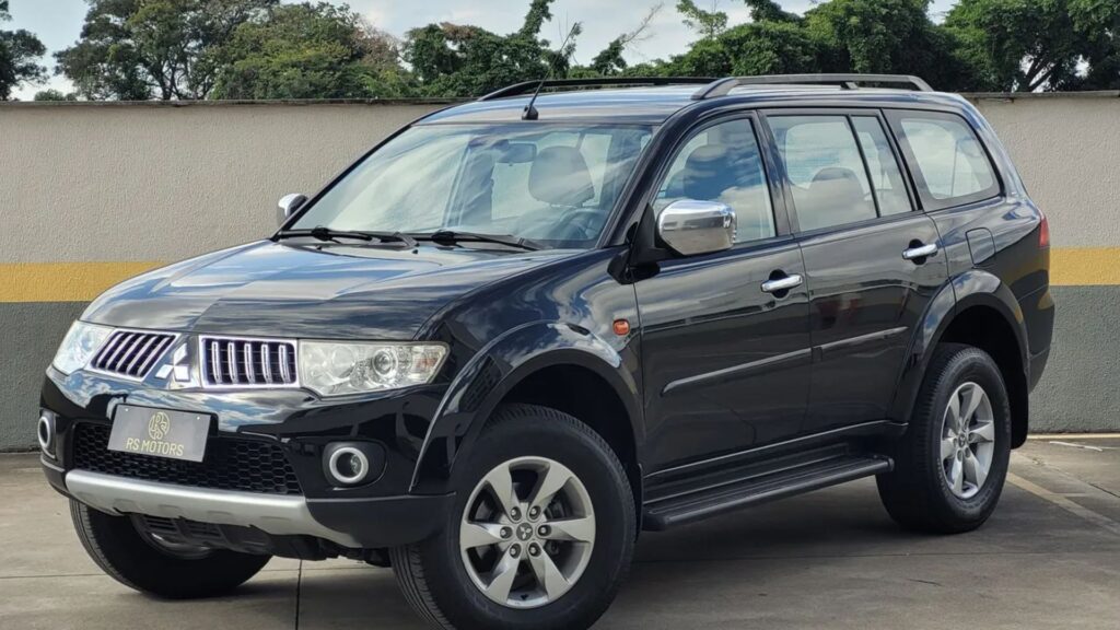 Mitsubishi Pajero 2012 preta parada na diagonal.