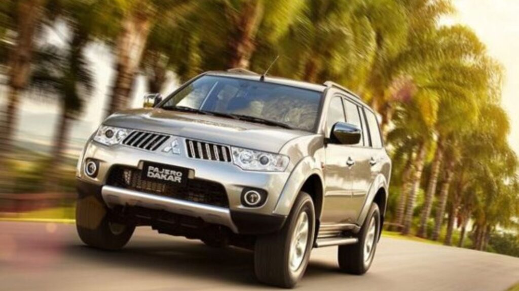 Mitsubishi Pajero 2013 prata em movimento na estrada.
