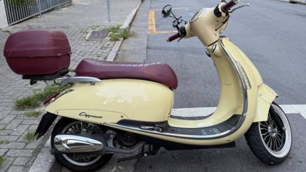 MOTORINO Cappuccino 2017 na cor creme estacionada de lado na beirada da estrada.
