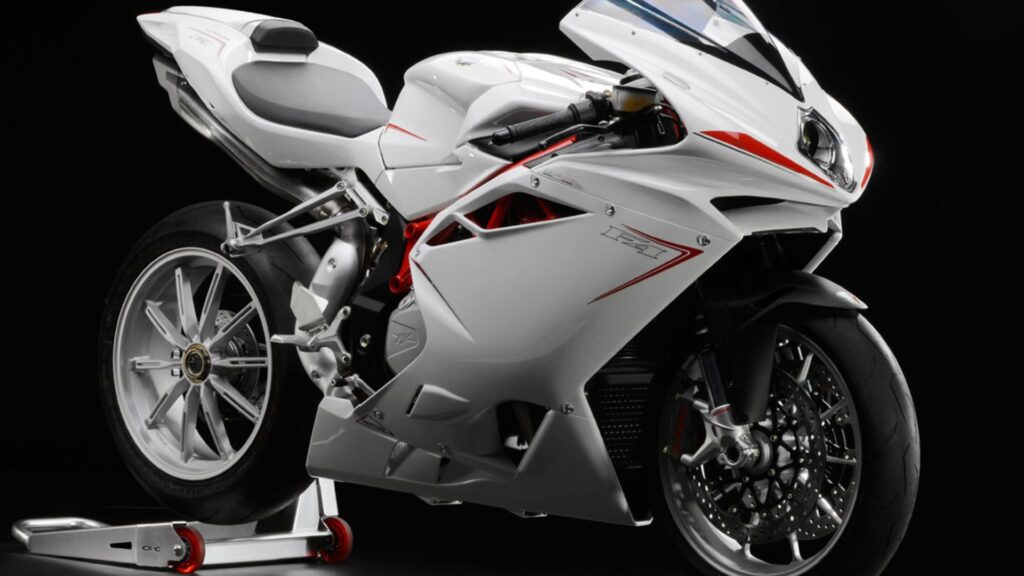 MV AGUSTA F4 2013 branca parada na diagonal em um fundo preto.
