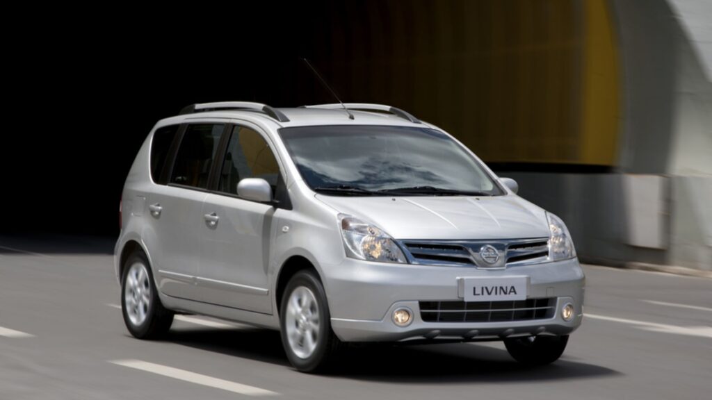 Nissan LIVINA 2013 cinza em movimento na estrada.