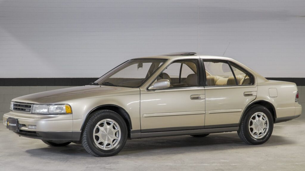 Nissan Maxima 1991 cinza parado na diagonal.
