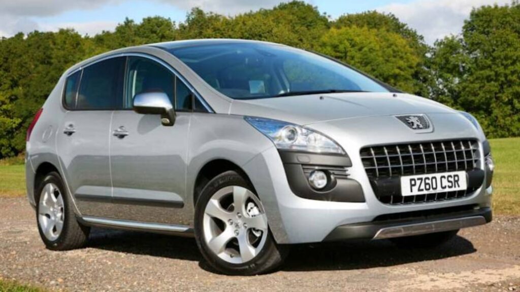 Peugeot 3008 2011 prata parado na diagonal.